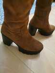 Botas de camurça, até ao joelho.