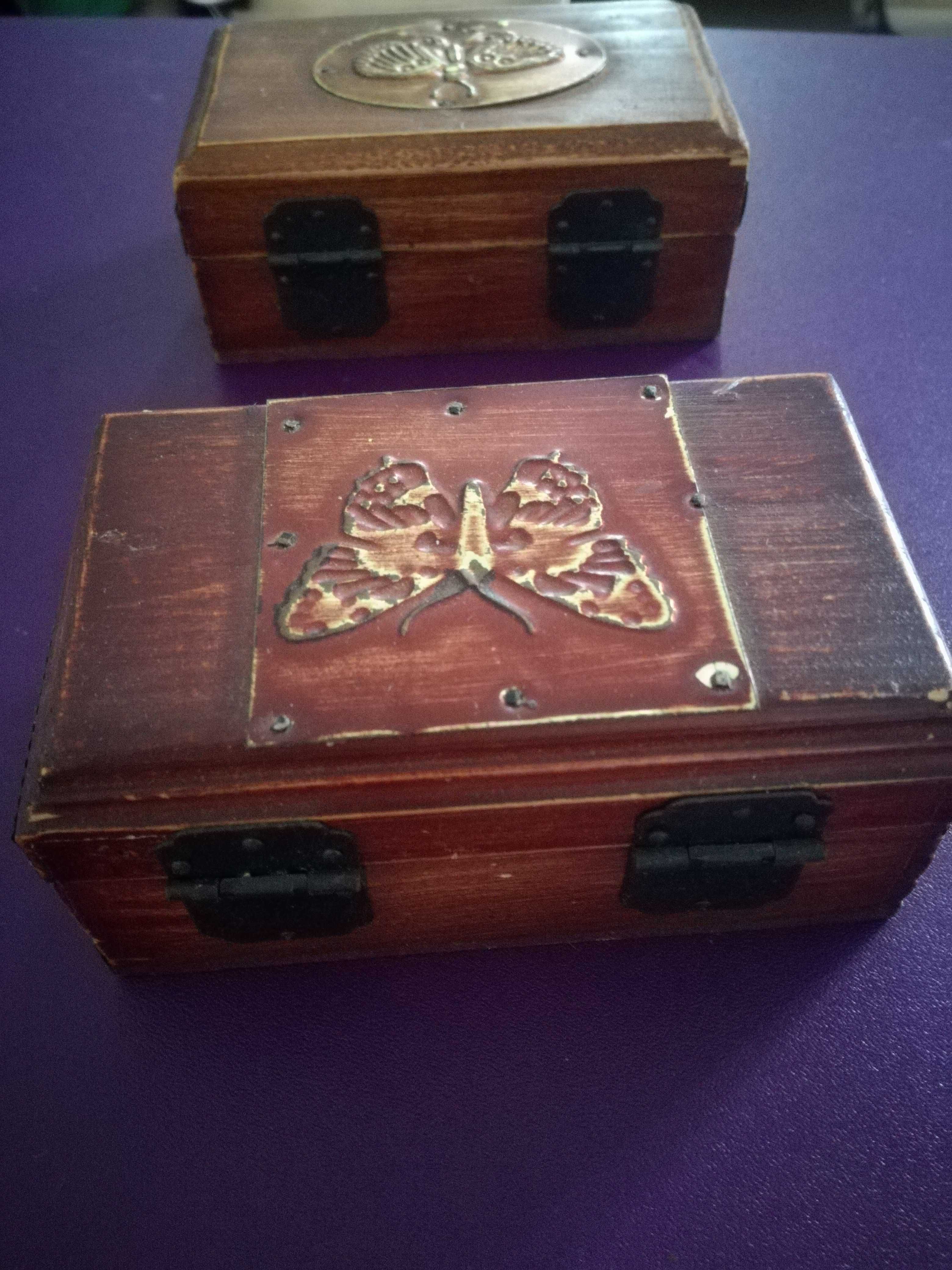 Caixas de madeira, antigas, com borboleta