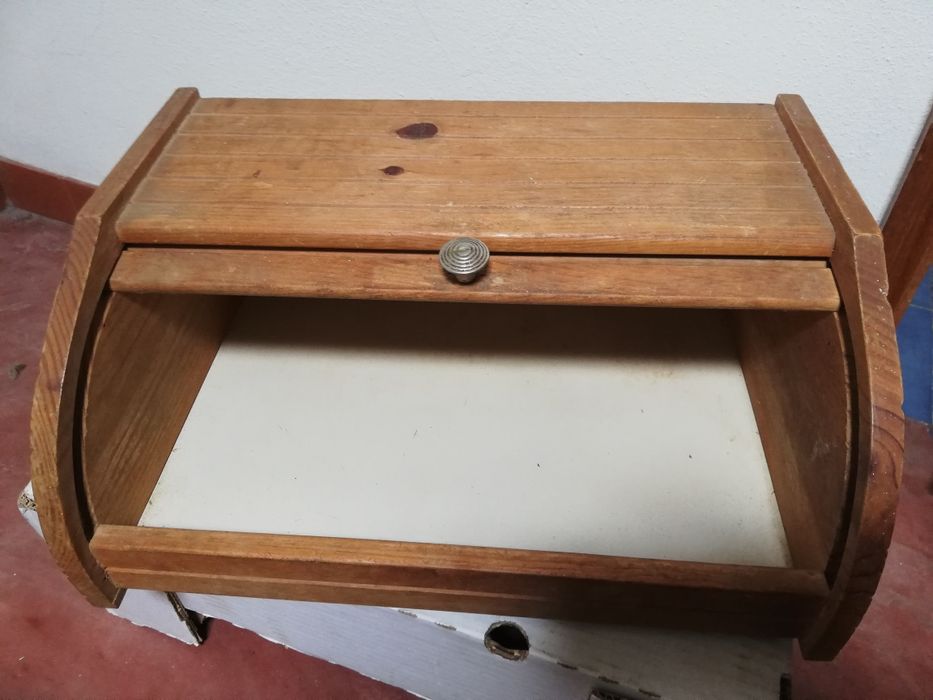 Caixa de pão em madeira