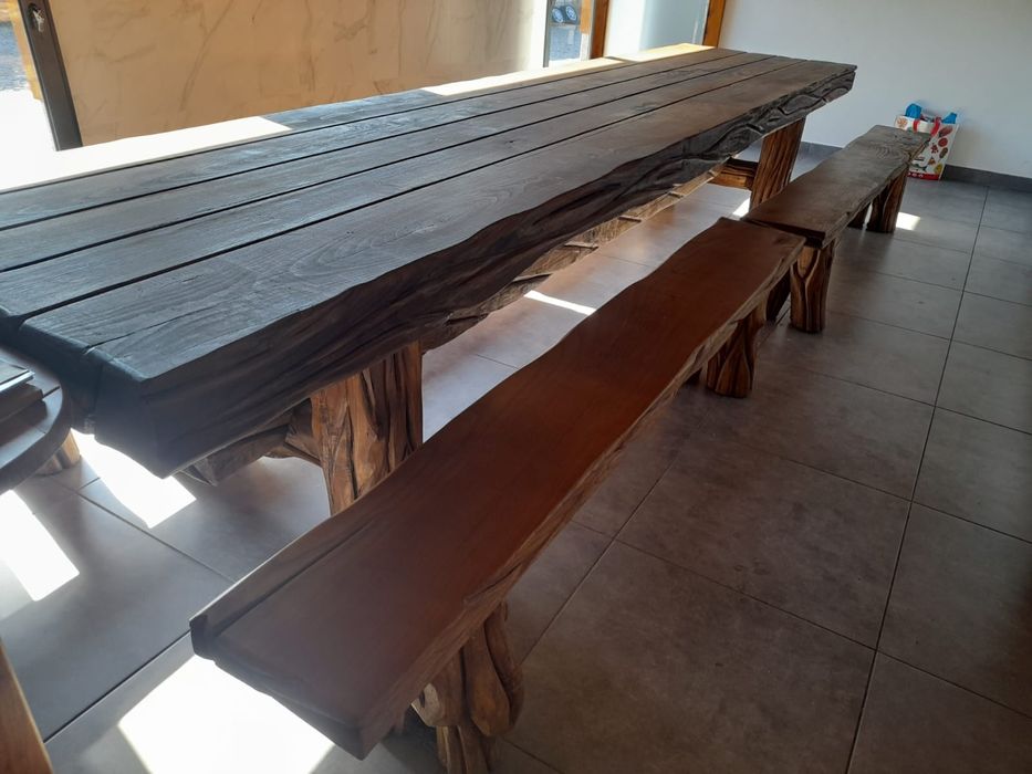 Mesa em Castanho maciço