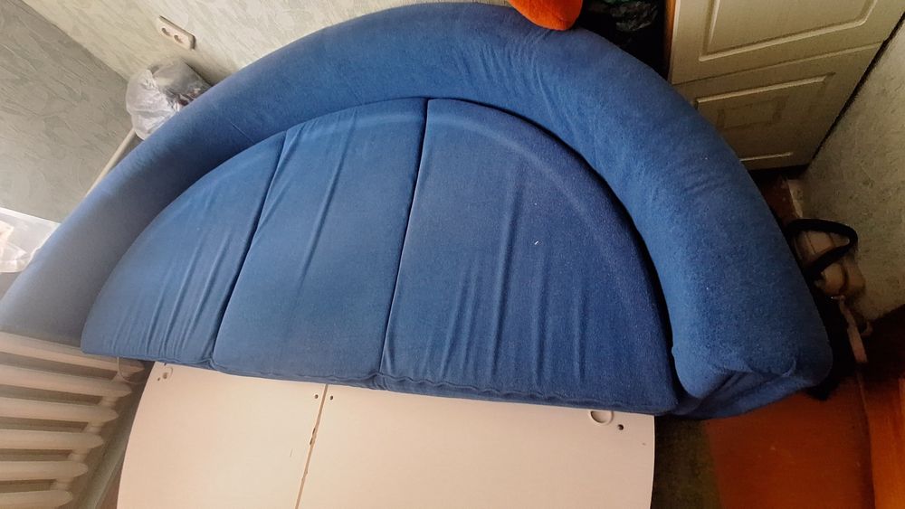 Гарний круглий диван