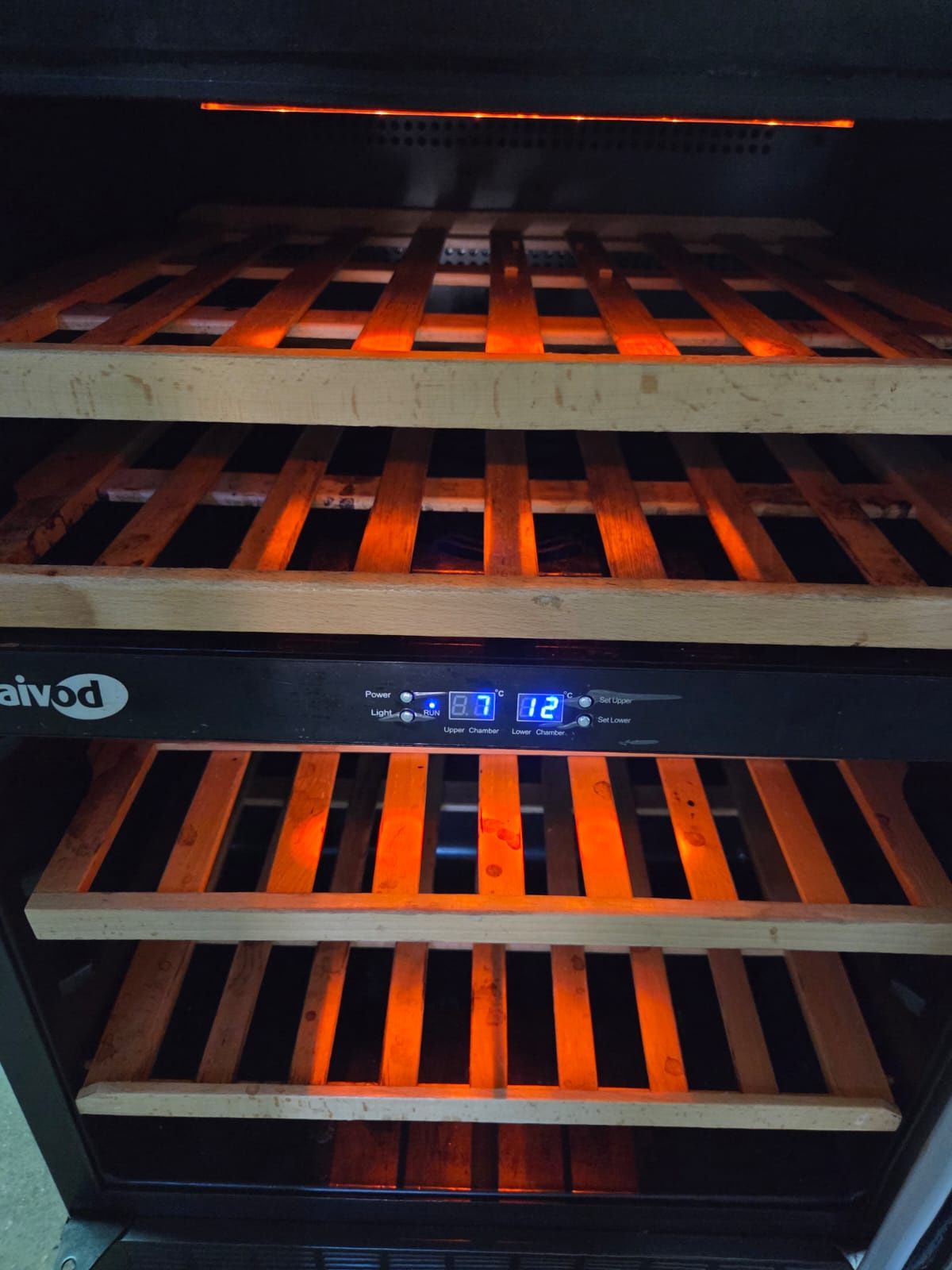 Adega de vinhos brancos e tintos