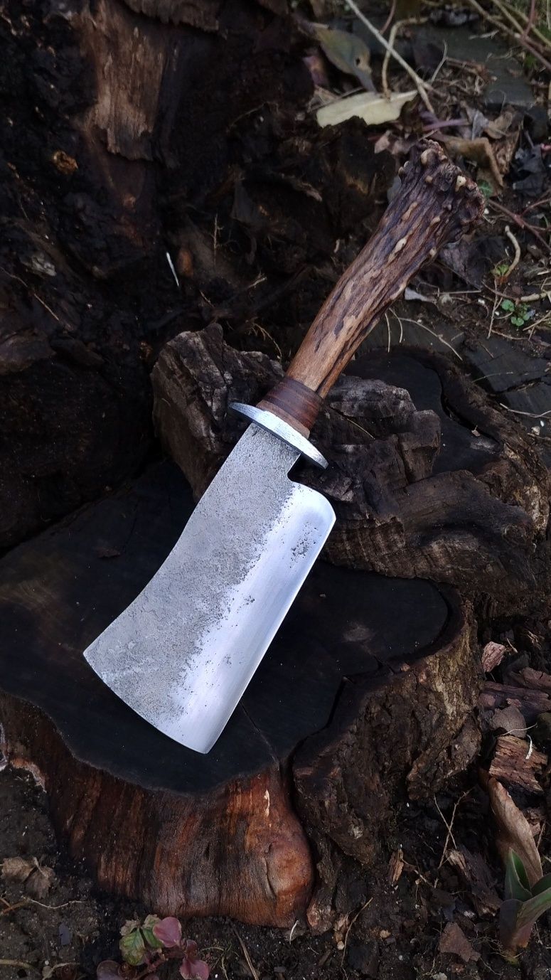 Ręcznie wykuty nóż/ mały tasak / rzeźbiona rękojeść / knifemaking