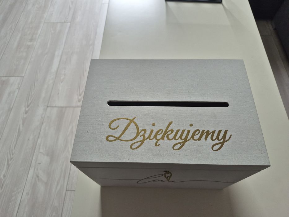 Skrzynia weselna na koperty I pamiatki. Biala drewniana.