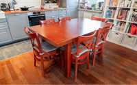 Solidny drewniany stół z krzesłami w atrakcyjnej cenie