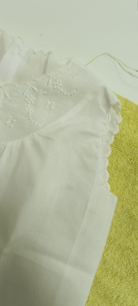 Camisa branca bordada de criança. Não tem etiqueta, mas é para 3 meses