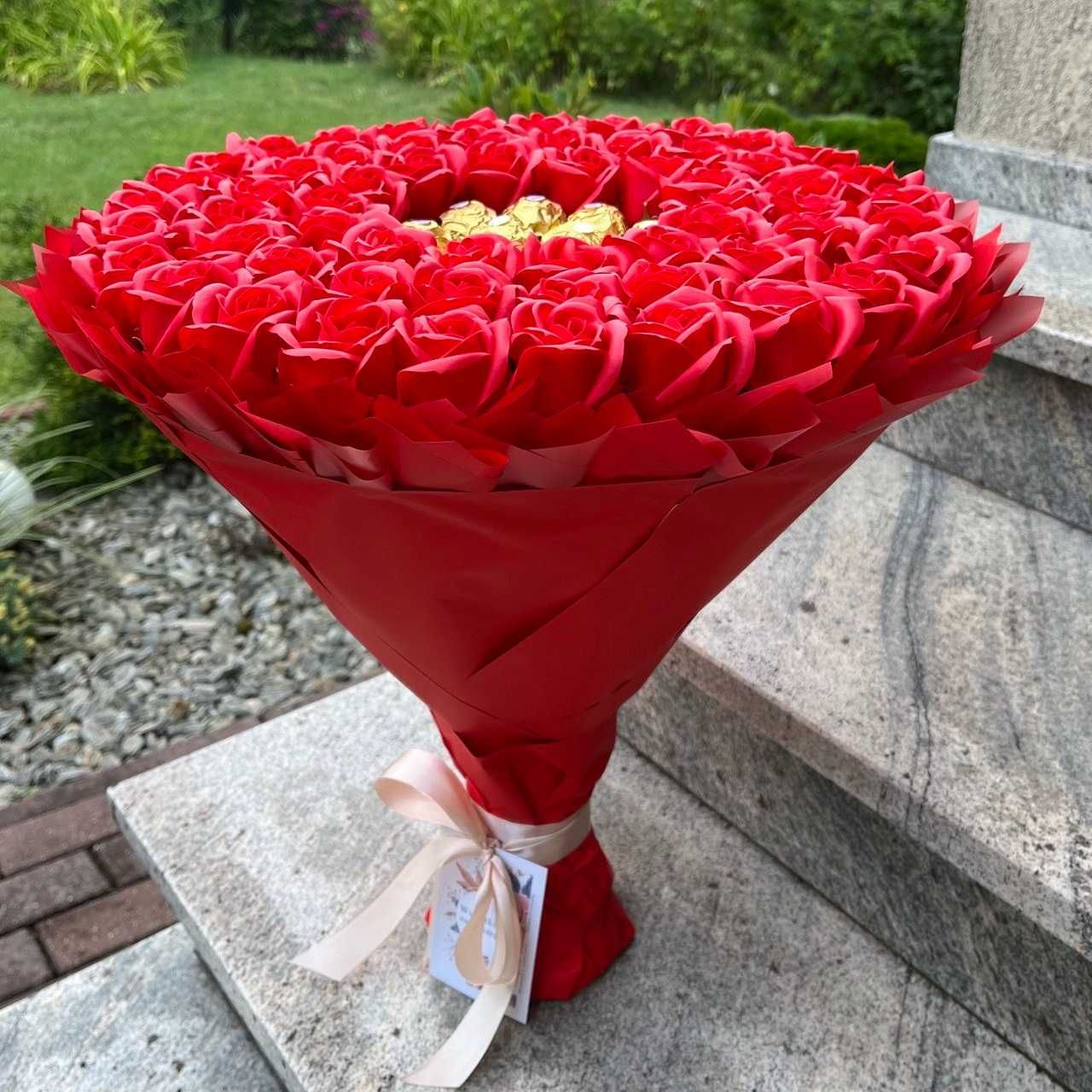 Bukiet Ferrero Rocher i róże. Prezent na 60 Urodziny, Ślub