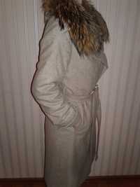 ПРОДАМ женское зимнее пальто шерстяное с натуральным меховым воротнико