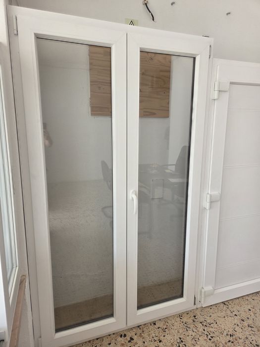 Janela (Porta) em PVC Branco/Castanho