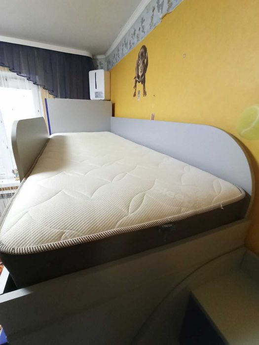 Двохярусне дитяче ліжко