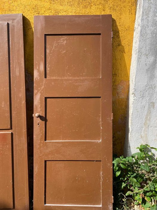 Portas de madeira maciça — 210 cm de altura (4 unidades disponíveis)