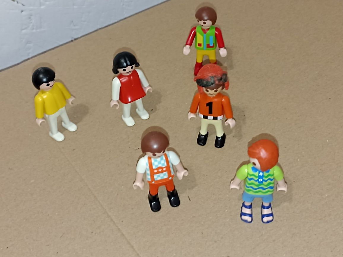 9 figurek playmobil w tym koń i 2 goryle