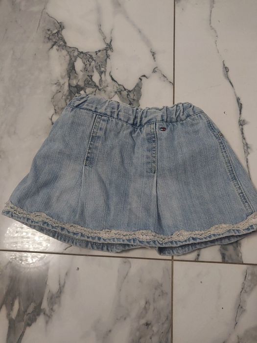 Sprzedam jeansowa spódniczkę Tommy Hilfiger na 5 lat