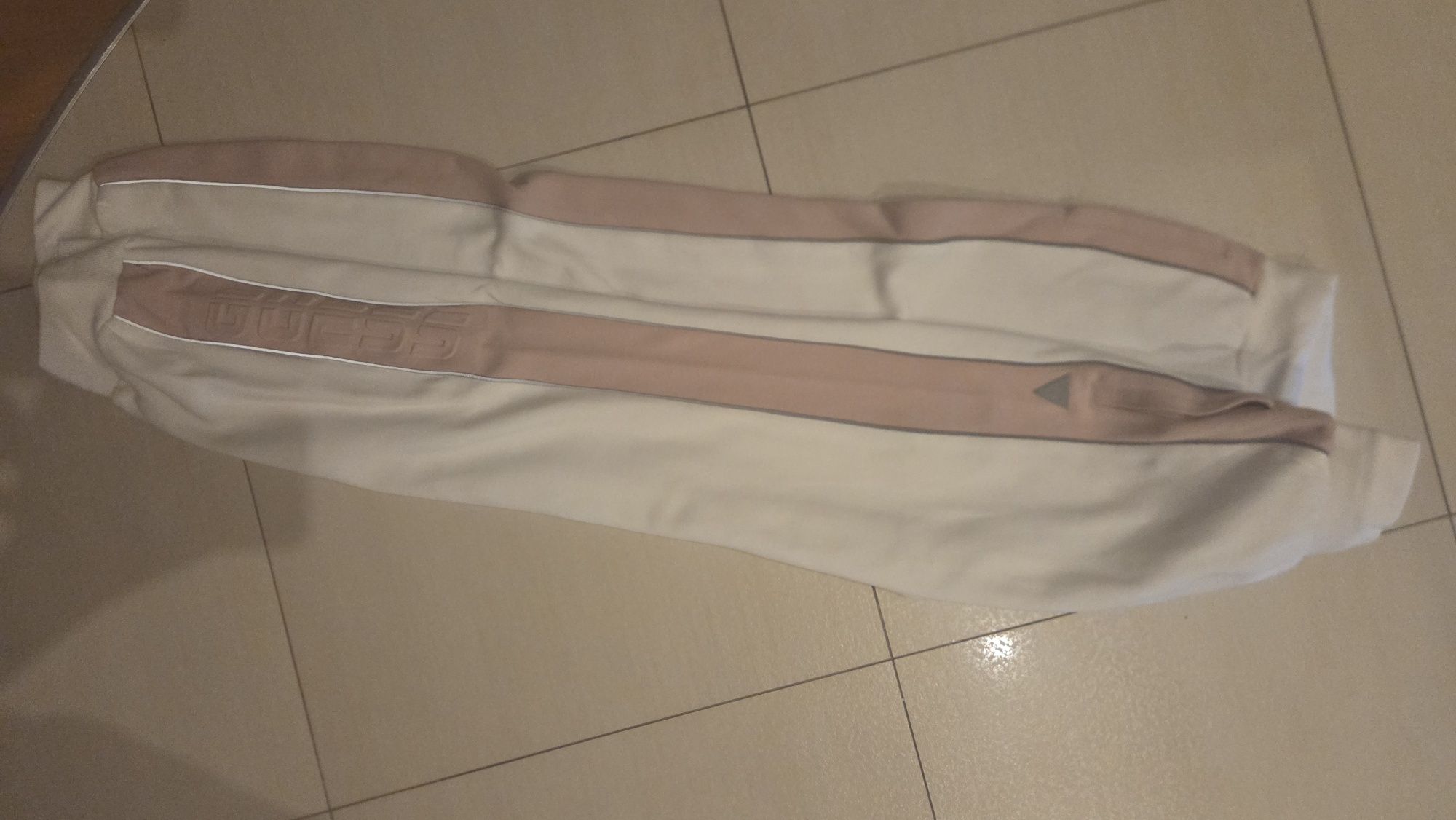 Białe Spodnie dresowe GUESS rozm. 16 lat. Wzrost 167 cm. Jak nowe