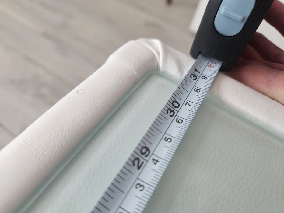 Mesa de centro quadrada com tampo em vidro fosco e estrutura branca