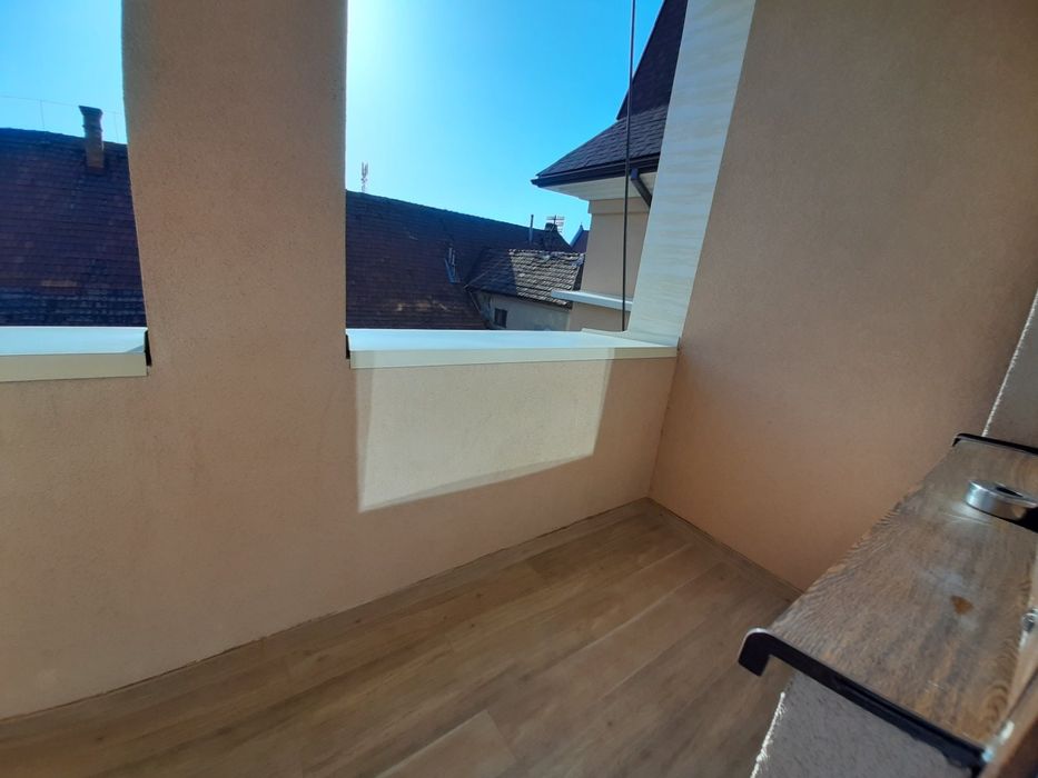 Нова 3 кімн. кв. в самісінькому центрі міста з приват. парковкою.