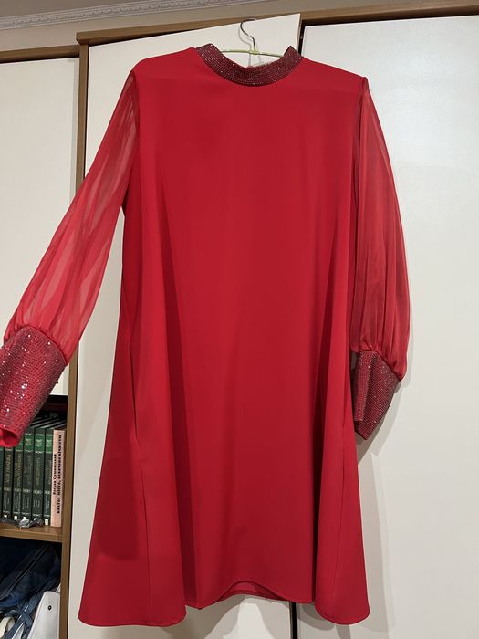 Червона сукня зі стразами