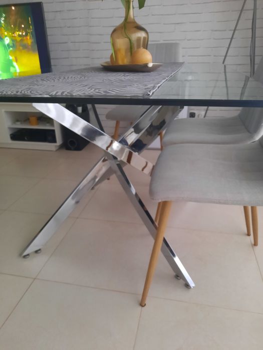 Mesa de vidro com cadeiras