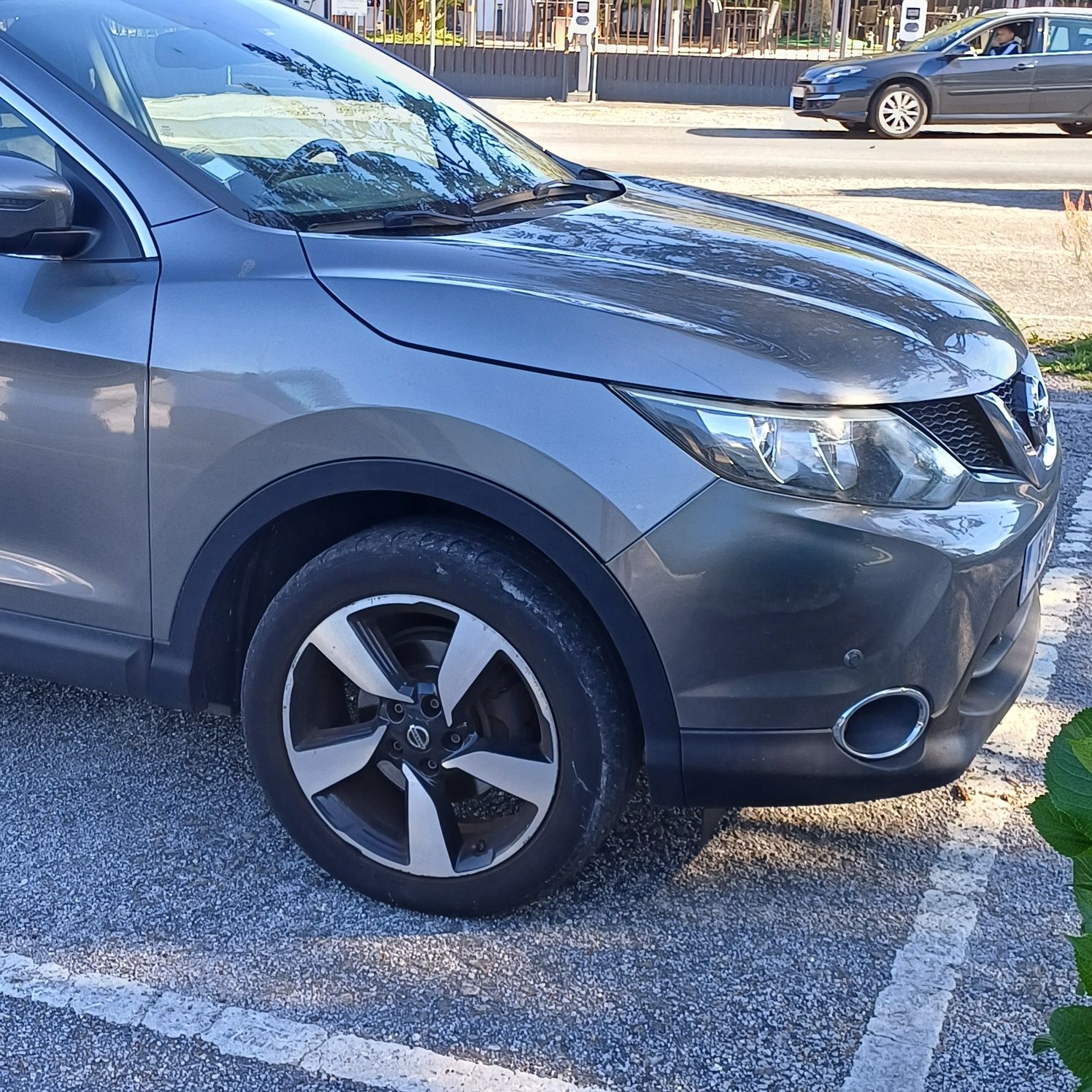 Nissan Qashqai 2015 - Conforto e Versatilidade em Cada Viagem