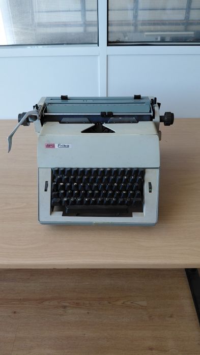 Maquina escrever Vintage anos 70/80 ferro