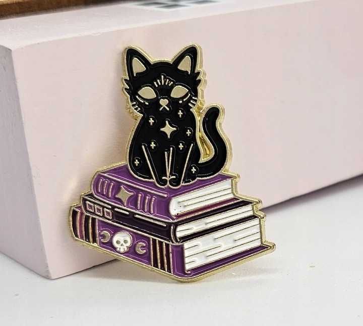 Broszka do ubrań czarny kot na książkach przypinka dla kociary