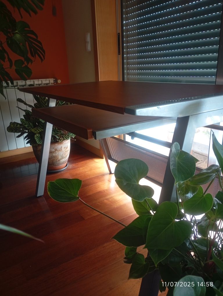 Secretária com gaveta extensível
