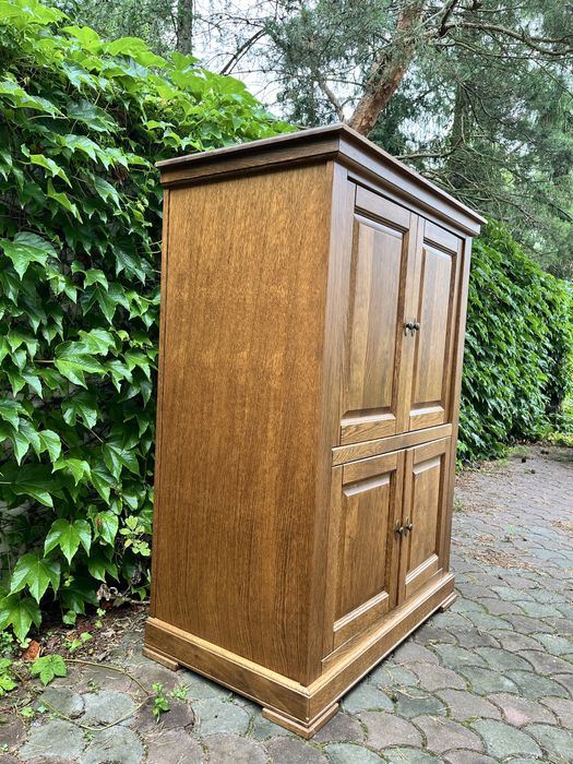 Drewniana szafa z półką na telewizor – otwierana od frontu