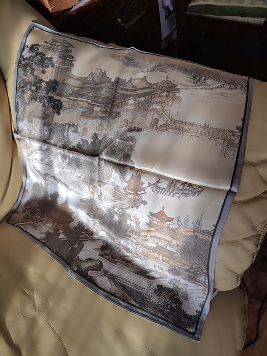 Jedwabna apaszka z chińską architekturą