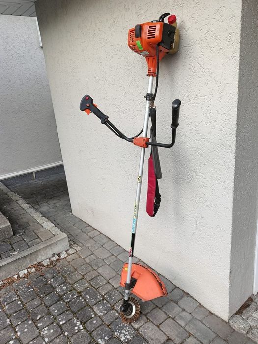 Podkasiarka spalinowa dwusowowa firmy NAC