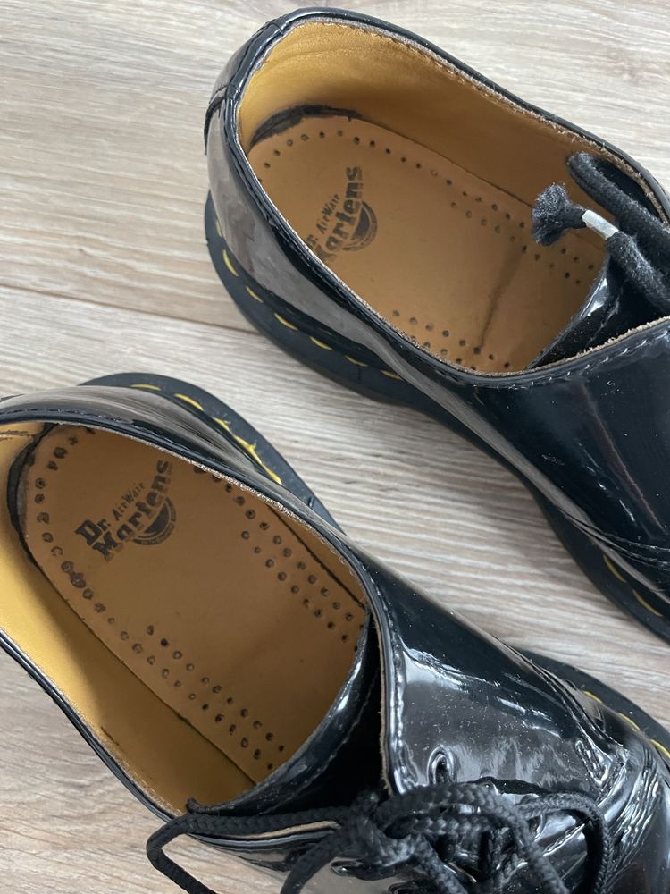 Dr. Martens martensy czarne polbuty lakierki lakierowane