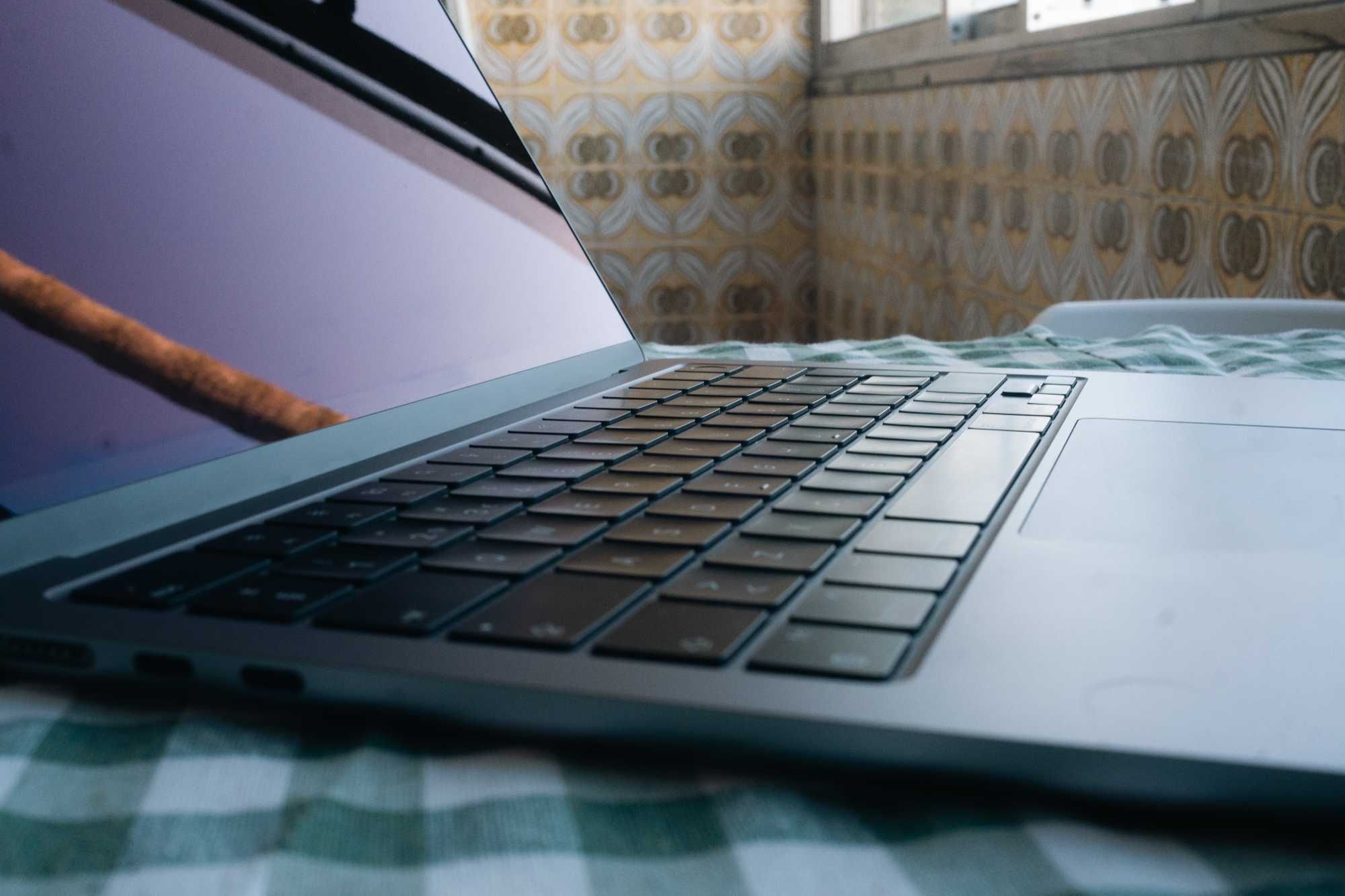 Macbook Air M2 16GB RAM 256 SSD