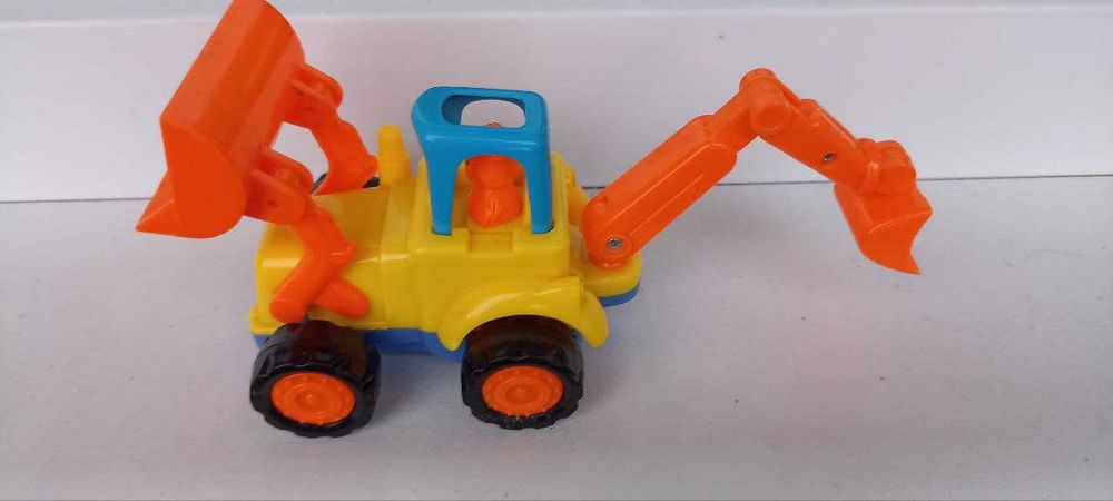 Экскаватор - бульдозер подвижные оба ковша, инерционный механизм