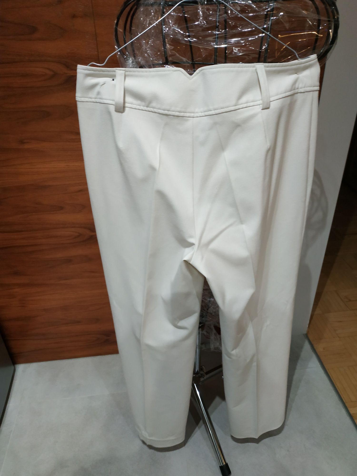 Damskie spodnie koloru kremowego KappAhl r. 42