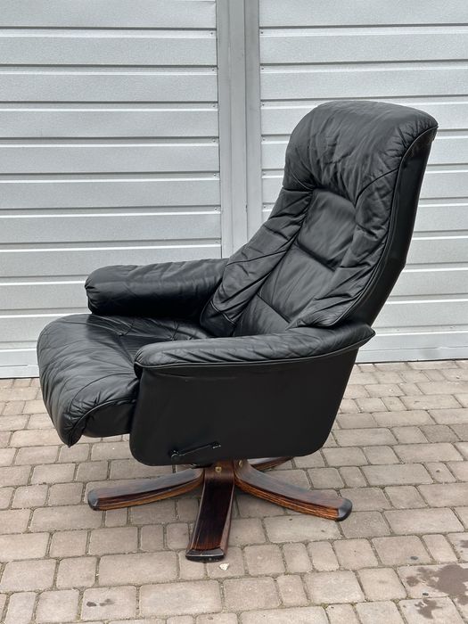 Відпочинкове поворотне крісло реклайнер на деревʼяній основі