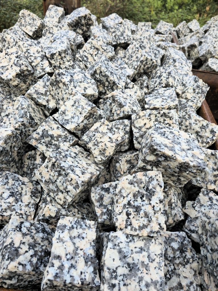 Cubo e calçada a portuguesa