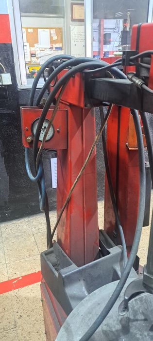 Maquina montar pneus usada M Ferro