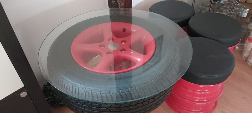 Stuł + 4 pufy z felgi