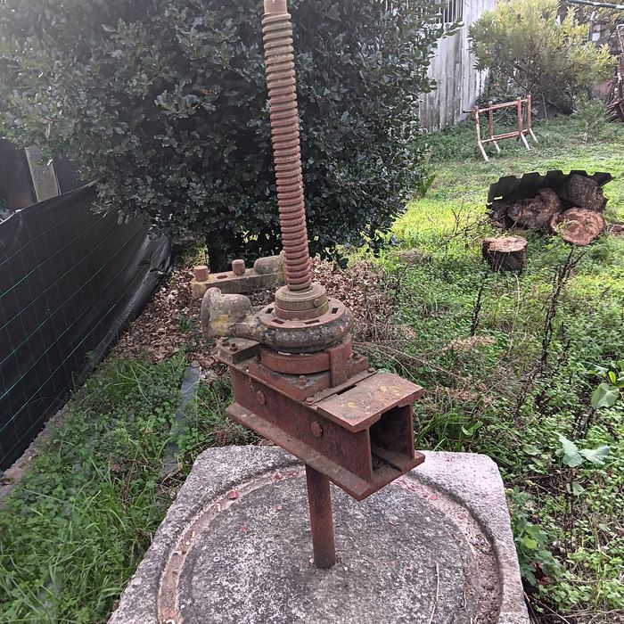Base em pedra com estrutura metalica para jardim