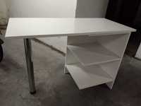 Białe biurko z półkami