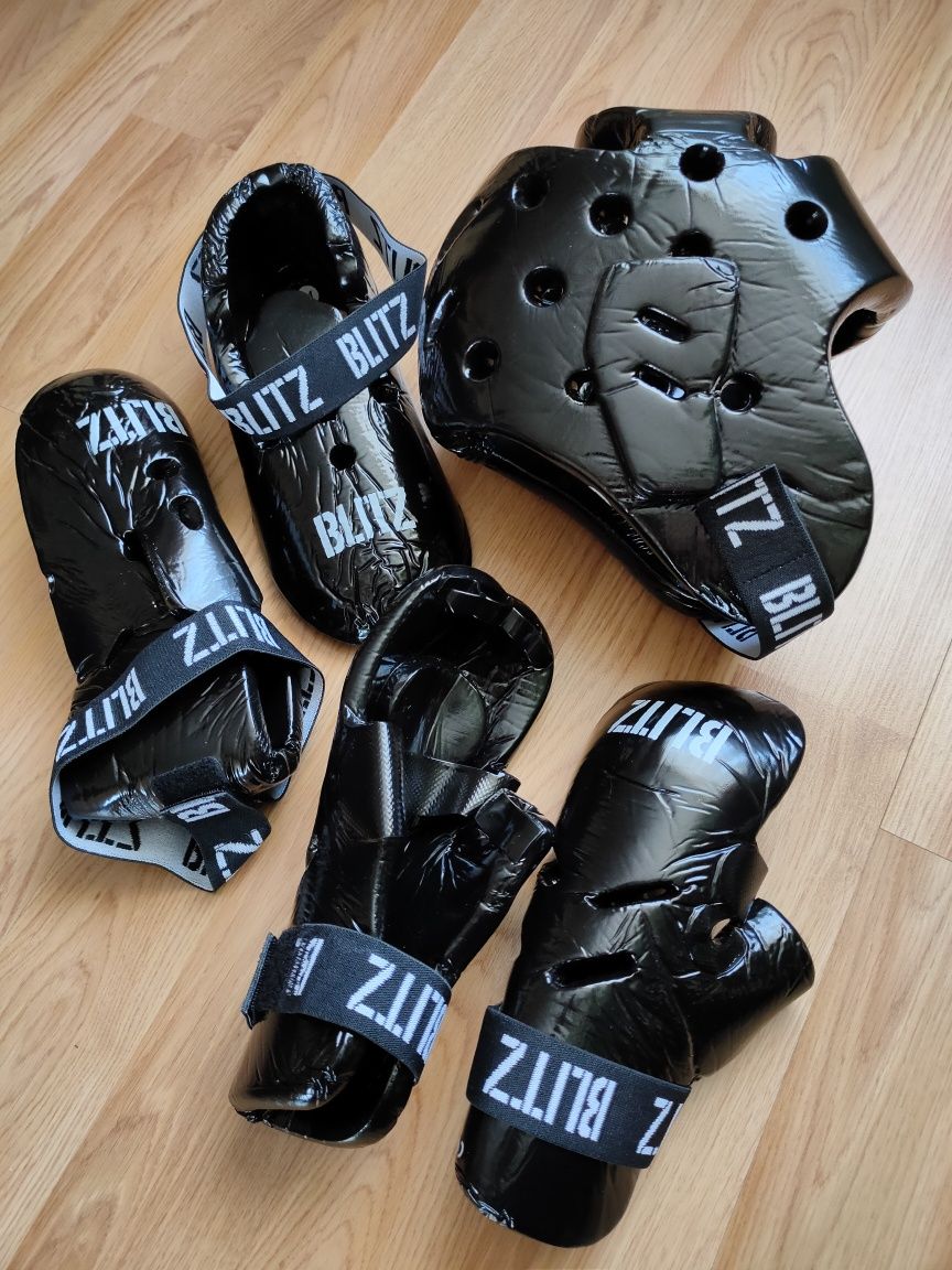 Защитный комплект Blitz для боевых искусств шлем перчатки защита М