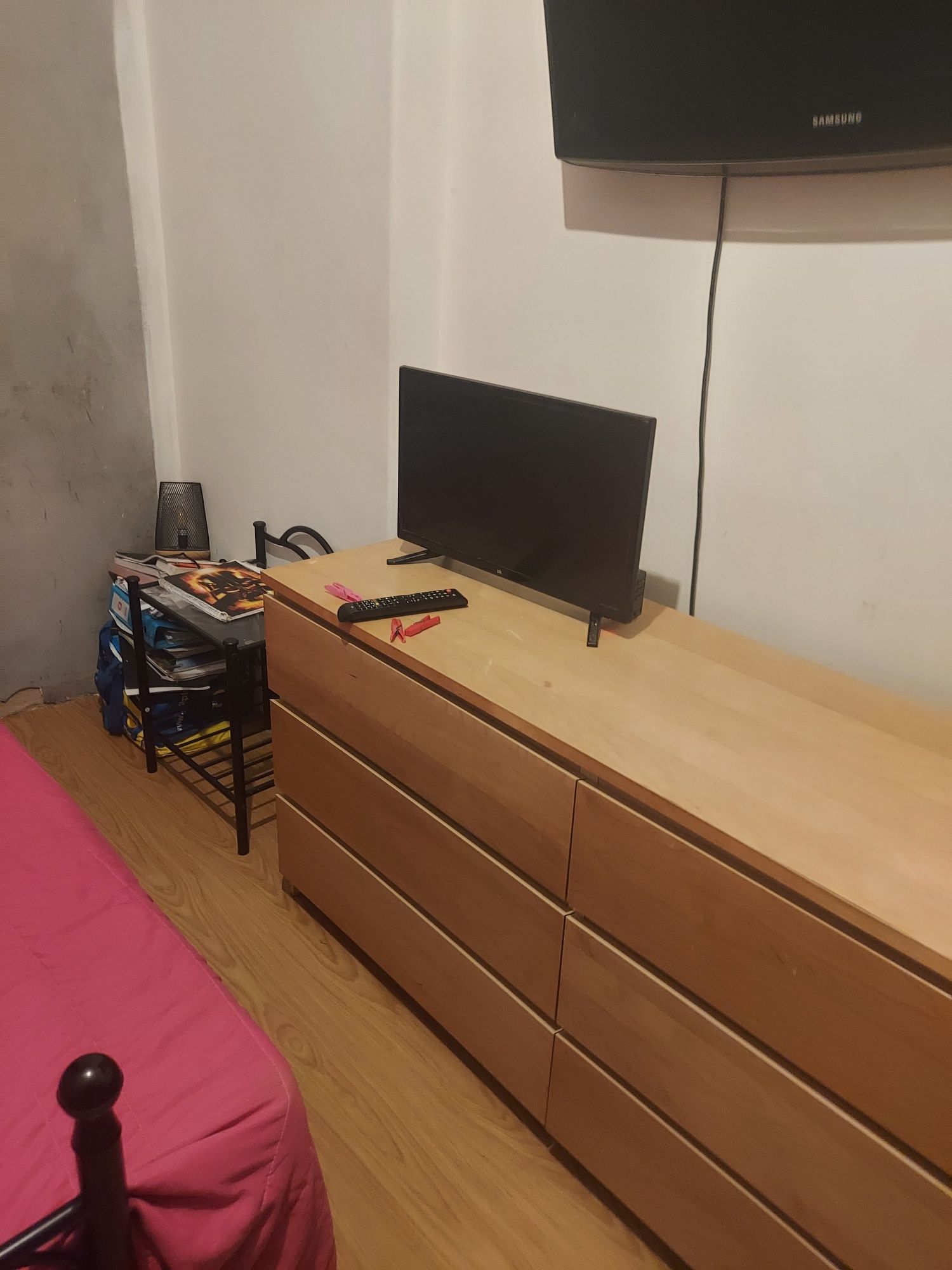 Quarto a alugar(televisão e Internet)