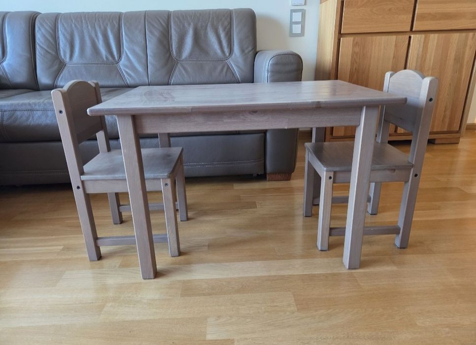 Zestaw stolik i 2 krzesla Sundvik IKEA dla dzieci