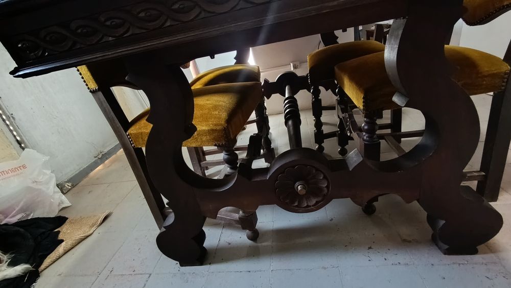 Mesa  de madeira trabalhada