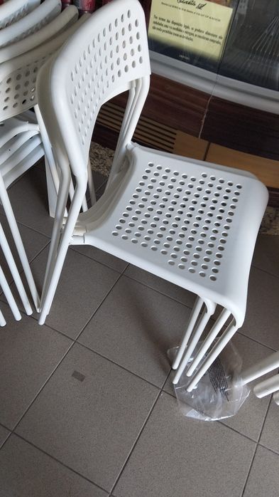 Mesas e cadeiras para café e afins