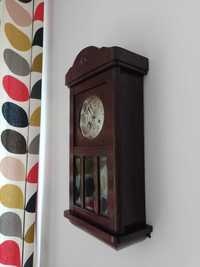 Stary wiszący zegar stylowy wahadłowy vintage antyk