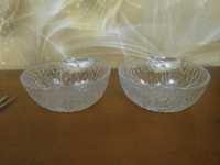 Dwie szklane miski w kształcie przekroju jabłka