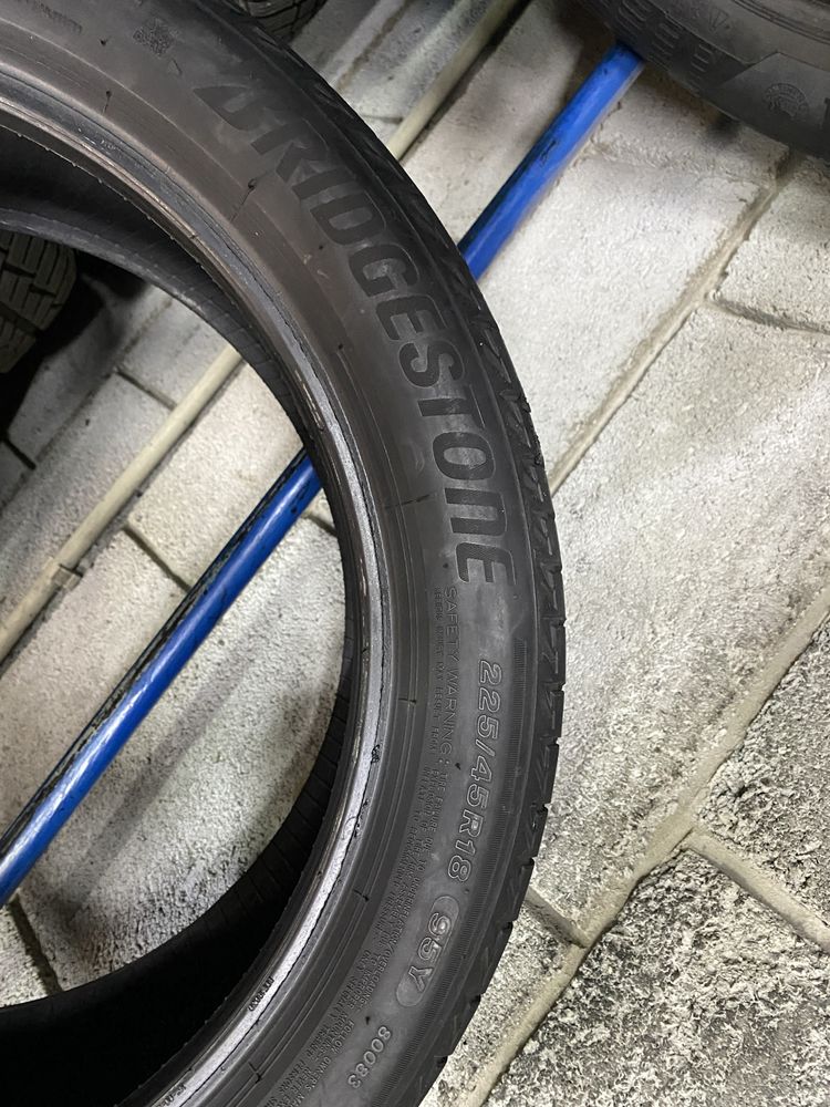 Різноширокі шини 225/45R18 i 255/40R18 (RF) BRIDGESTONE