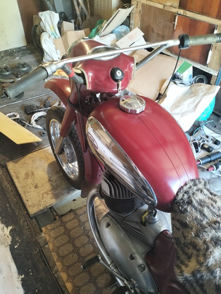 Продам Jawa Яву 350 . Старушка. На ходу. С документами.