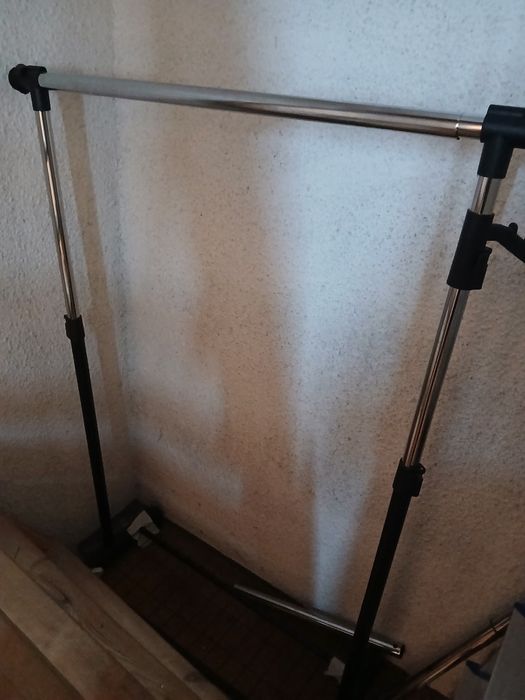 sprzedam wieszak na kółkach