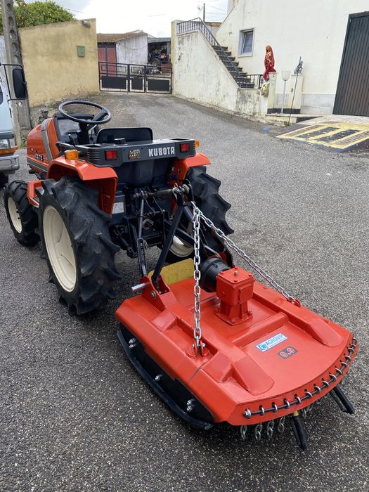 Trator Kubota 4x4 com frese